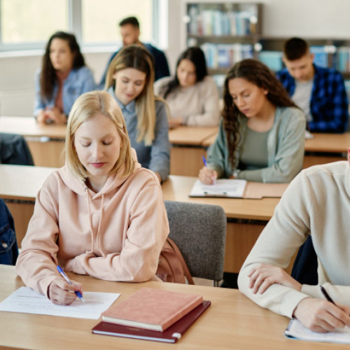 Programul examinărilor de corigență pentru anul școlar 2024-2025 a fost stabilit pentru perioada 7 - 18 iulie, anunță Ministerul Educației. Aceste teste vor fi organizate pentru toate clasele din învățământul primar, gimnazial, liceal și profesional, inclusiv pentru elevii din stagii de pregătire practică, școli postliceale și de meistri. În plus, elevii din învățământul postliceal, care urmează calificarea profesională de asistent medical generalist, se pot prezenta la sesiunea de corigențe în intervalul 25 - 29 august 2025.