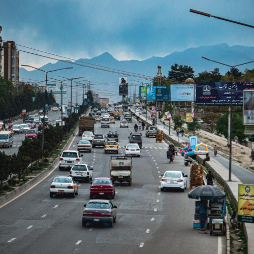 Kabul se confruntă cu o criză gravă a apei, fiind considerată una dintre cele mai serioase din lume. Potrivit unui raport al ONG-ului Mercy Corps, nivelul apelor subterane a scăzut cu până la 30 de metri în ultimii zece ani, din cauza urbanizării rapide și impactului schimbărilor climatice. Forajele, care reprezintă principala sursă de apă potabilă pentru cei aproximativ șapte milioane de locuitori, nu mai reușesc să facă față cererii, iar aproape jumătate dintre acestea au secat. Extragerea apei depășește recărcarea naturală cu 44 de milioane de metri cubi pe an, ceea ce duce la probleme grave, precum migratia internă și internațională, din cauza penuriei de apă.