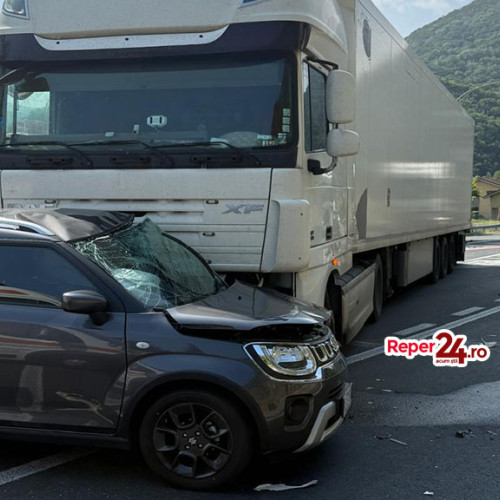 Accident rutier în zona Băile Herculane, trei persoane rănite