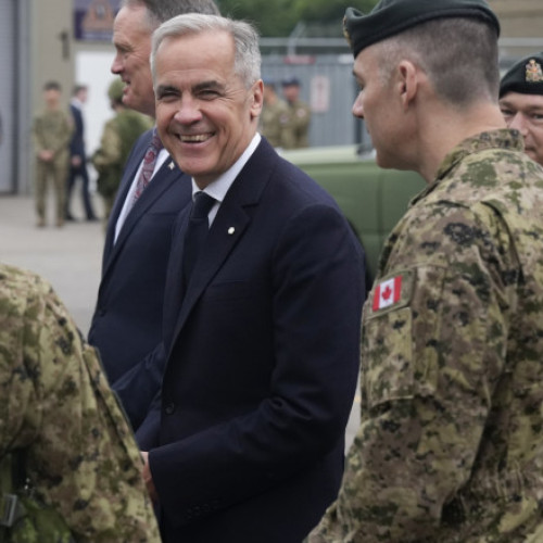 Canada își va crește bugetul pentru apărare la 2% din produsul intern brut în acest an, a anunțat luni premierul Mark Carney. Potrivit acestuia, astfel se atinge obiectivul NATO cu o jumătate de deceniu mai devreme. Carney a subliniat că ideea potrivit căreia poziția geografică a Canadei ne protejează este din ce în ce mai învechită, iar amenințările din partea Rusiei și Chinei fac ca această atitudine să devină insuficientă.