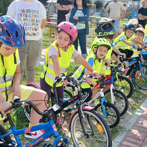 Zeci de copii de la grădinița „Floarea-Soarelui” din Reșița și-au arătat abilitățile de a merge cu bicicleta