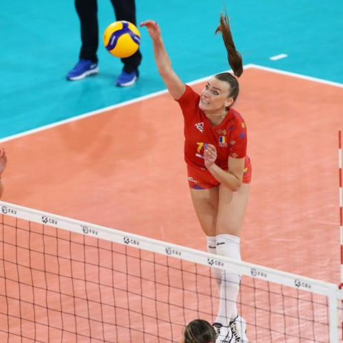 Naționala feminină de volei a României a câștigat meciul împotriva Greciei cu scorul de 3-1 (26-28, 25-22, 26-24, 29-27) la Blaj, în cadrul turneului &quot;Golden League&quot;. Într-un meci echilibrat ce a durat două ore și 11 minute, echipa condusă de antrenorul Guillermo Naranjo Hernandez a avut în formă bună pe Adelina Budai Ungureanu, care a avut un joc foarte bun. Denisa-Stefania Cheluta a contribuit cu 21 de puncte, Adelina Budai Ungureanu a reușit 20 de puncte, iar Rodica Buterez a înscris 18, fiind cele mai bune jucătoare ale echipei.