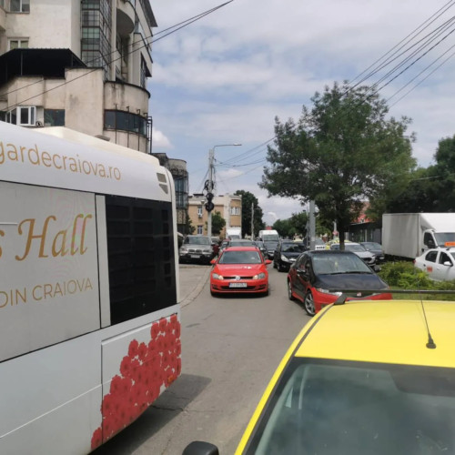 Mașină parcată pe banda de circulație a blocat traficul în zona bifurcației cu strada Calea București