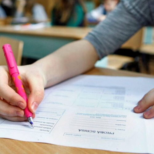 examenul la limba și literatura română de la bacalaureat 2025 a avut loc marți, 10 iunie, începând cu ora 9.00, transmite ziaruldeiasi.ro. candidații au avut de redactat un eseu de cel puțin 400 de cuvinte, având ca temă operele lui Ion Creangă sau Ioan Slavici. pentru profilul real, subiectul a solicitat caracterizarea unui personaj ales dintr-una dintre aceste opere, în timp ce pentru profilul uman, candidatul trebuia să analizeze relația dintre două personaje dintr-un text narativ al aceluiași autori.