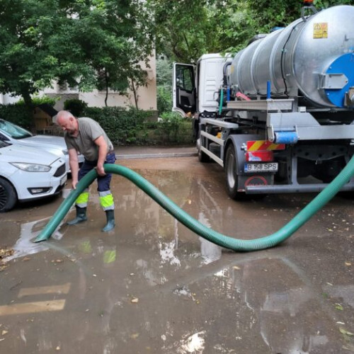 Primăria Sectorului 6 intervin pentru a curăța străzile afectate de furtuna