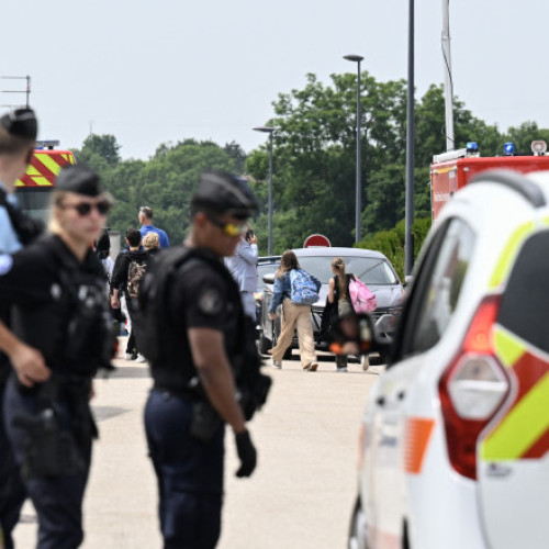 O supraveghetoare în vârstă de 31 de ani a fost ucisă cu un cuțit în timp ce verifica rucsacul unui elev la intrarea într-o școală din Nogent, în nord-vestul Franței, marți dimineața. Incidentul s-a produs în timpul unui control de routine și a provocat reacții puternice din partea autorităților și politicienilor.