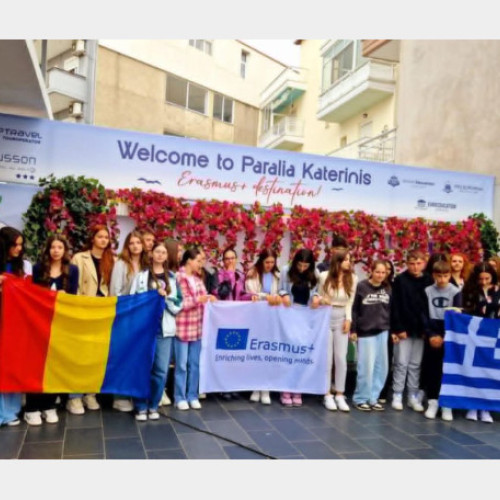doi și douăzeci de elevi și șapte profesori de la Colegiul Național "Avram Iancu" din Stei au participat recent la a doua mobilitate din cadrul proiectului Erasmus+ desfășurat în Grecia, în localitatea Paralia Katerini. Potrivit sursei crisana.ro, această activitate face parte dintr-un proiect cu durata de trei ani, început în 2023 și programat să se finalizeze în 2026, coordonată de profesoara Irina Briscan.