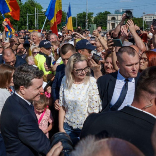 Nicusor Dan, aflat în vizită oficială în Republica Moldova, a avut un moment memorabil la Chișinău, unde mii de oameni s-au adunat pentru a-l vedea și a-i cere autografe. Mulți dintre chișinăuieni s-au înghesuit să facă poze cu președintele României, scandând numele său.