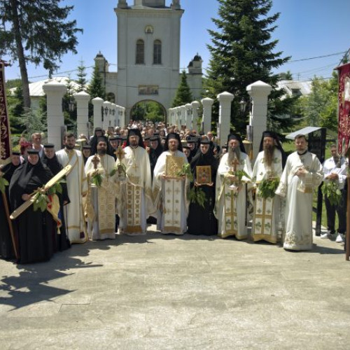 Sărbătoare duhovnicească la mănăstirea Păsărea: o zi de rugăciune, frumusețe și unitate