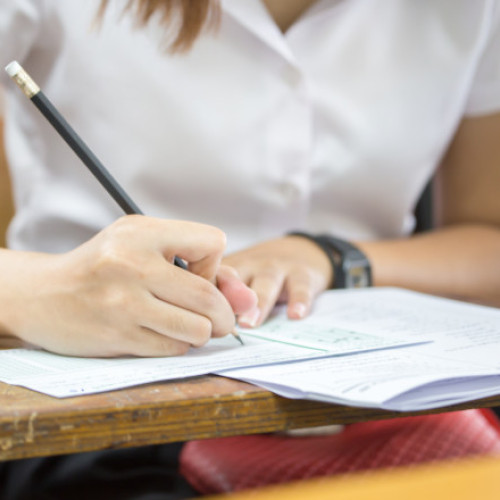 Examenul național de Bacalaureat continuă miercuri cu proba scrisă obligatorie a profilului