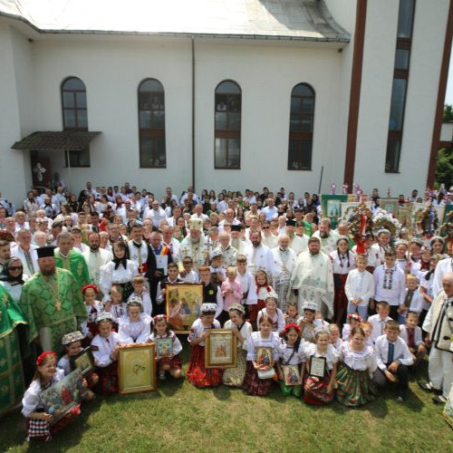 Preasfintitul Parinte Iustin a resfintit biserica din Valea Viseului cu ocazia hramului