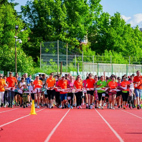 stadionul municipal din Sfântu Gheorghe a prins din nou viață în weekendul 30-31 mai 2025, odată cu cea de-a treia ediție a Provocării mișcării, organizată de Asociația Fitness Tribe. Potrivit raportului publicat de covasnamedia.ro, evenimentul a adunat participanti de toate vârstele, nu doar pentru a face sport, ci pentru a trăi împreună o experiență de solidaritate și bucurie.