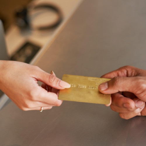 Parlamentarii din toate partidele se opun taxării plăților cu cardul pentru acoperirea deficitului bugetar