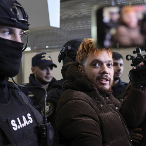 Mohamed Amra a fost adus la tribunalul din Paris pentru a răspunde întrebărilor judecătorilor