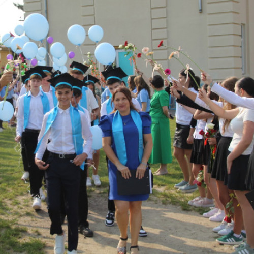 Ceremonie de absolvire la școala gimnazială "Miron Pompiliu" din Ștei