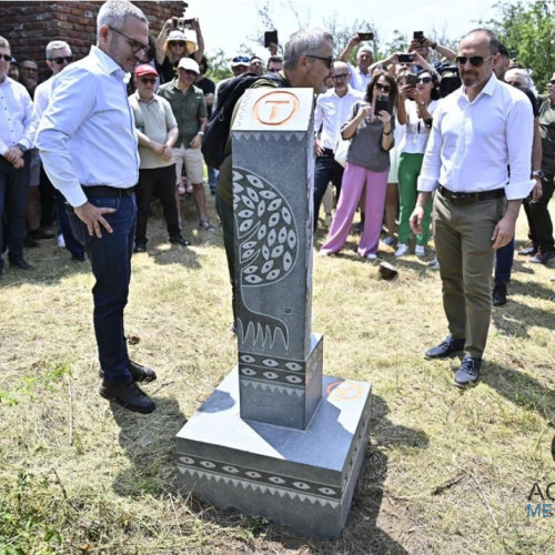 o borna simbolică a păcii și prieteniei între români și turci, amplasată pe insula Simian