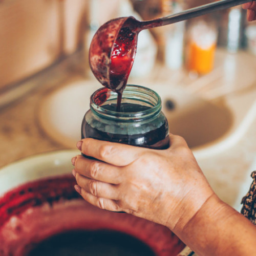 Se anunță un an mai dificil pentru comercianții din piețe și gospodăriile care se ocupă de dulceață. Temperaturile scăzute de primăvară au avut un impact major asupra recoltelor de fructe, iar acest lucru se va resimți și în magazine.