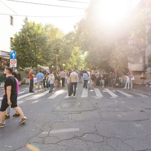 Palatul Cotroceni continuă să fie deschis publicului în cadrul evenimentului &quot;Porți deschise&quot; începând cu data de 14 iunie 2025, anunță Administrația Prezidențială. În urma aprobării președintelui României, Nicușor Dan, vizitatorii pot vizita gratuit anumite zone ale palatului în weekend-uri, atât sâmbăta, cât și duminica, între orele 10.00 și 18.00, ultima intrare fiind la ora 17.00. În aceste zile, accesul se face doar prin poarta principală situată pe Bd. Profesor Doctor Gheorghe Marinescu, iar ieșirea se poate face prin aceeași poartă sau prin cea de la intersecția dintre Bd. Geniului și Șoseaua Cotroceni. Notaaza newsbucuresti.ro, accesul se va realiza numai pe această poartă, pentru a asigura fluxul și siguranța vizitatorilor.