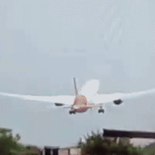 Avion Air India, cu 242 de persoane la bord, s-a prăbușit după decolare, iar momentul a fost filmat și difuzat pe rețelele sociale