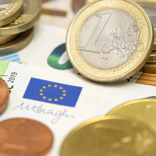 Bulgaria se pregătește pentru aderarea la zona euro, dar mulți cetățeni sunt îngrijorați de impactul economic, transmite digi24.ro. În timp ce oficialii europeni anunță că aderarea va avea loc la 1 ianuarie 2026, opinia publică bulgară rămâne împărțită în privința acestui pas.