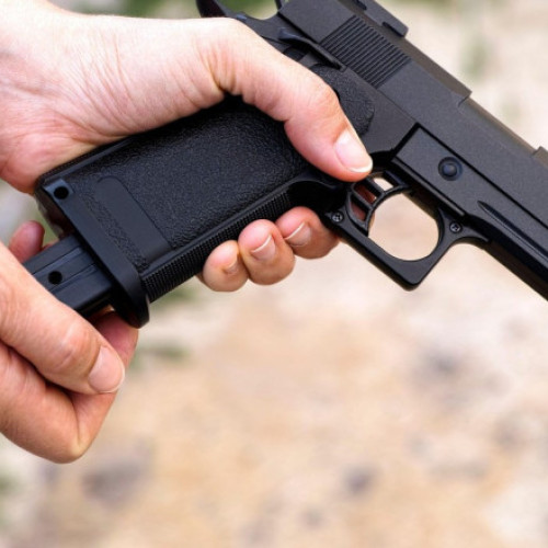 Tânăr de 17 ani împușcat cu pistoale airsoft într-un parc din Ploiești