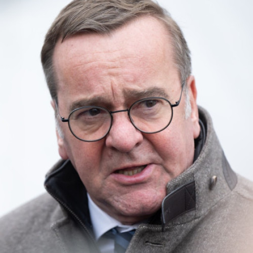 ministrul german al apărării, Boris Pistorius, în vizită la Kiev, a condamnat ultimele atacuri aeriene ruse asupra Ucrainei, descriindu-le ca fiind extrem de violente și periculoase. Potrivit ministrului, aceste atacuri cu rachete de croazieră și drone indică faptul că Moscova nu are în prezent niciun interes pentru o soluție pașnică și continuă campania agresivă, vizând din ce în ce mai mult zone civile.