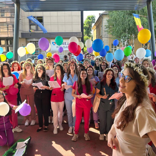 studenti de la medicină din sibiu își iau rămas bun prin serenade pline de emoție