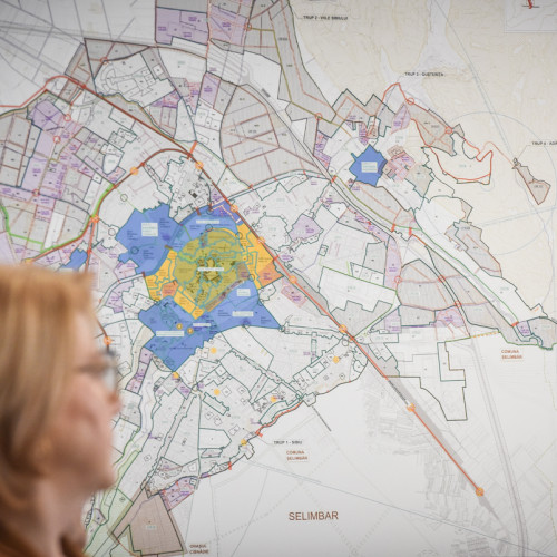 Patru candidați au fost declarați admiși pentru postul de arhitect șef al municipiului Sibiu, într-un nou concurs organizat de Primăria Sibiu. Primăria a publicat astăzi rezultatele verificării eligibilității candidaților pentru acest concurs, care este cel de-al patrulea organizat pentru această funcție.