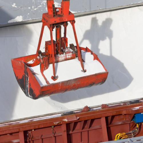 Consiliul Uniunii Europene a introdus noi taxe vamale asupra produselor agricole și îngrășămintelor chimice din Rusia și Belarus, măsura urmând să fie aplicată începând cu 1 iulie. Potrivit agențiilor EFE și DPA, citate de Agerpres, aceste taxe vor crește cu 50% pentru anumite produse agricole, precum zahăr, oțet, făină și furaje, care încă nu erau supuse taxelor suplimentare.