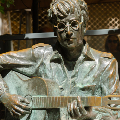 O scrisoare de dragoste adresată de John Lennon primei sale soții, Cynthia Powell, va fi scoasă la licitație de casa Christie's, transmite joi AFP, citând un comunicat al casei de licitații. Potrivit Agerpres, manuscrisul, scris în aprilie 1962, are un preț estimat între 30.000 și 40.000 de euro și va fi prezentat la licitație pe 9 iulie, la Londra.