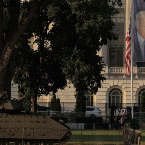 Planificarea paradei militare a lui Donald Trump la Washington, pentru a marca cea de-a 79-a aniversare, este în un mare semn de întrebare din cauza condițiilor meteo nefavorabile, noteaza The Times. Oficialii analizează posibilitatea de a anula evenimentul din cauza avertizărilor de furtuni, care ar putea pune în pericol siguranța participanților.