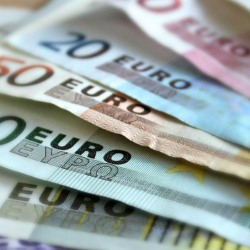 cursul euro a coborât la 5,0251 lei, minimul ultimei luni și jumătate
