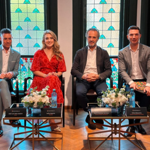 a patra ediție a festivalului sounds of oradea începe astăzi, 13 iunie, în Piața Unirii, de la ora 20.30. Evenimentul se va deschide cu o reprezentație plină de ritm și emoție. Potrivit site-ului crisana.ro, Sofia Esparza, una dintre cele mai talentate soprane ale noii generații spaniole, va urca pe scenă alături de tenorul Jose Luis Sola Zudaire, considerat unul dintre cei mai apreciați și spectaculoși din Spania.