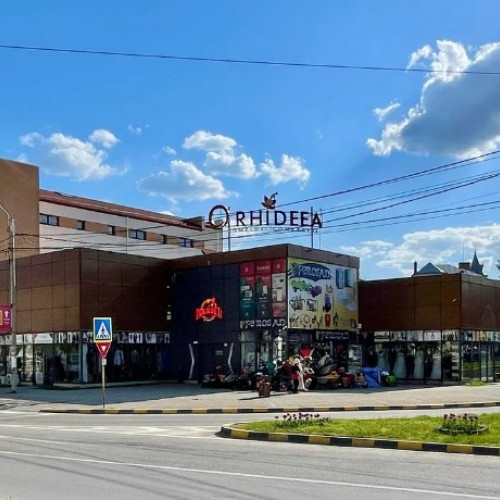 Complex comercial Orhideea din Botoșani se află din nou pe piața imobiliară, fiind scos la vânzare la un preț mult mai mic decât în trecut. Potrivit anunțurilor recente, proprietarii cer acum 1,5 milioane de euro, deși anul trecut initial prețul cerut era de trei milioane de euro.