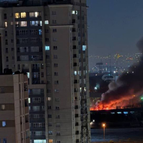 Israeli a lansat un atac preventiv asupra Iranului, a anunțat ministrul apărării, Israel Katz. Potrivit surselor, explozii s-au auzit în zona nord-est a capitalei iraniene Teheran, precum și la complexul nuclear Natanz. Se pare că și șeful Gardienilor Revoluției ar fi fost ucis în bombardamentele israeliene, relatează presa. Armata israeliană (IDF) confirmă că a desfășurat o campanie aeriană pentru a distruge programul nuclear iranian. Într-un comunicat oficial, IDF a spus că a atacat „zeci de ținte din Iran, inclusiv situri nucleare și instalații militare”, în cadrul operațiunii numite „Leul care se ridică”.