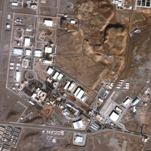 Israelul a anunțat vineri dimineață că a atacat ținte nucleare din Iran pentru a împiedica dezvoltarea armelor atomice. Potrivit declarației, aceste atacuri au vizat să distrugă facilități cheie din programul nuclear al Teheranului, inclusiv instalații de îmbogățire a uraniului, fabrici de rachete balistice și infrastructură militară. Premierul israelian Benjamin Netanyahu a declarat că scopul acestor operațiuni este reducerea capacităților nucleare ale Iranului și afectarea întregii sale infrastructuri militare.