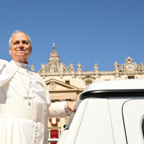 Papa Leon al XIV-lea a surprins de curând pe toată lumea, aparând în public purtând o sapcă cu logo-ul echipei de baseball White Sox, relatează digi24.ro. Credincioșii și fanii sportului au fost uimiți, deoarece primul papă american, originar din Chicago, a ales o ținută atât de relaxată, diferită de vestimentația tradițională papală. Potrivit sursei menționate, aceasta nu este o imagine creată de inteligența artificială, ci o apariție reală a pontifului într-o apariție publică la Vatican. Papa Robert Provost, așa cum este cunoscut, a fost fotografiat în timpul audienței generale săptămânale zâmbind cu șapca pe cap, moment care a atras rapid atenția mass-media și fanilor.