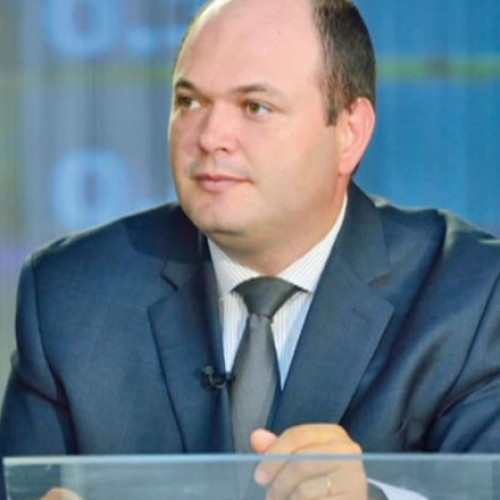 un premier tehnocrat pentru a calma tensiunile dintre partide, Ionut Dumitru, economist șef la o bancă comercială, se află în centrul negocierilor, conform Digi24. Potrivit surselor, se așteaptă acum un răspuns din partea sa. Înainte, ideea unui premier tehnocrat a fost discutată de președintele Nicușor Dan, dar respinsă de toate partidele participante la negocieri.