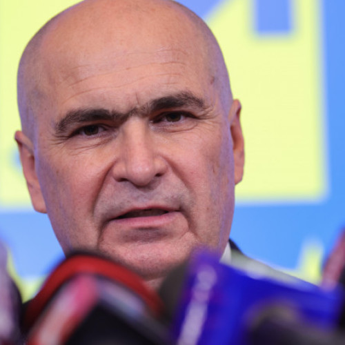 Ilie Bolojan va susține o conferință de presă la Senat, vineri, de la ora 17:00, anunță surse din PSD. Potrivit Digi24, în timpul evenimentului, liderul PNL va putea să ofere informații despre negocierile pentru formarea noului guvern, care au loc între partidele parlamentare. Aceste negocieri vizează și reformarea bugetului de stat pentru a reduce deficitul.