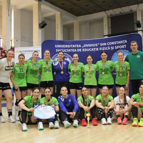 Echipă universitară de volei a Universității Ovidius din Constanța, condusă de profesorii Adrian Georgescu și Florin Cazan, a avut o performanță remarcabilă la finala recentă. În formatul echipei au fost jucătoare precum Ana Cristea și Ana Maria Micu, portari, alături de Ariana Cercel, Mery Mohamad, Alexandra Pop și alte sportive, conform ziarului amprenta.ro.