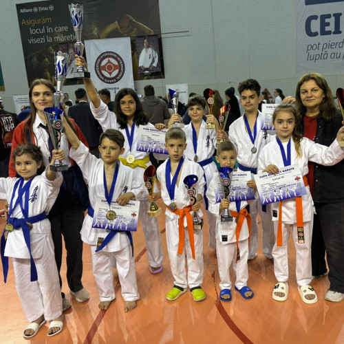 Echipa de începători a clubului Oyama a câștigat numeroase medalii la Cupa Kontact Karate