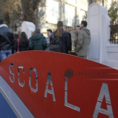 Peste 100.000 de elevi au susținut vineri proba la alegere a profilului și a specializării din cadrul examenului de bacalaureat din sesiunea august 2025, conform datelor furnizate de Ministerul Educației și Cercetării (MEC). Rata de participare a fost de 98,1%, adică au fost prezenți 100.450 de candidați dintr-un total de 102.407 înscriși, notează news.ro.