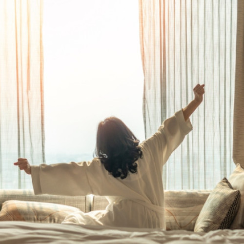 Modul în care începem dimineața poate influența întreaga zi, în special sănătatea inimii noastre. Medicii cardiologi avertizează că un obicei des întâlnit, dar dăunător, este verificarea telefonului imediat după trezire, potrivit digi24.ro.