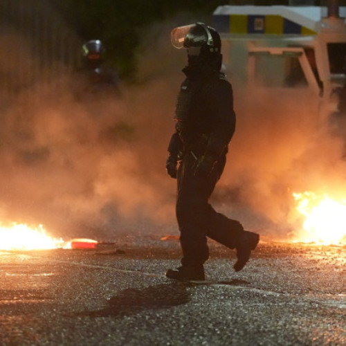 Tensiuni accentuate în Irlanda de Nord: violențe și confruntări cu poliția