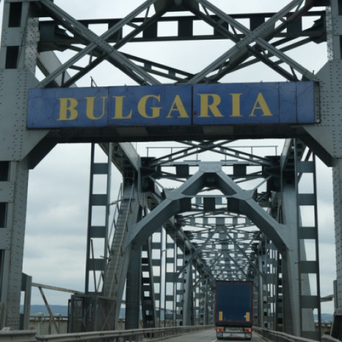 Coada la podul Prieteniei: traficul spre Bulgaria se aglomerează din cauza lucrărilor