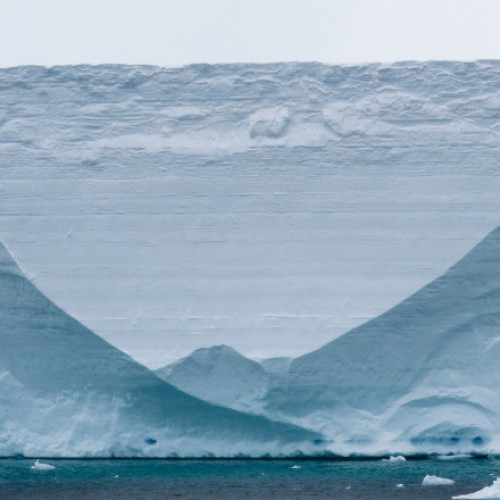 Detectare misterioasă de semnale radio din Antarctica pune în dificultate fizica cunoscută