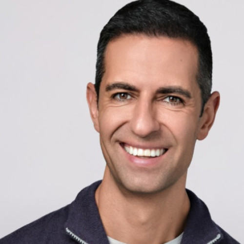 Adam Foroughi, antreprenor si miliardar mai putin vizibil, a atras atentia lumii dupa ce compania sa, AppLovin, a facut o oferta surprinzatoare pentru achizitionarea activelor internationale ale TikTok, potrivit Business Insider. Foroughi, in varsta de 45 de ani, a declarat ca este o companie de peste 100 de miliarde de dolari, dar ca foarte putini oameni o cunosc, probabil din cauza stilului de management discret al lui.