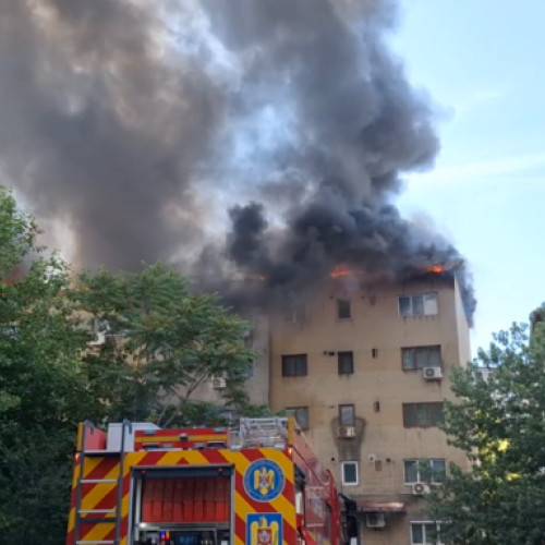 Incendiu la un bloc din Slatina, provocat de un acoperiș cuprins de flăcări
