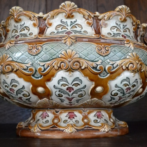 vas ornamentale cu semnificație istorică, păstrat la casa memorială „Nicolae Iorga” din Botoșani