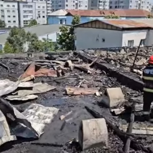 Incendiu într-un bloc din Slatina, cauzat de lucrări la acoperiș